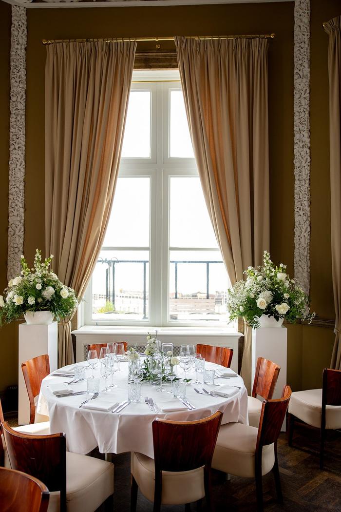 Bruiloft Joost en Marieke: bruiloftstyling en bloemen door Je Grote Dag bij Paviljoen de Witte, Scheveningen – foto 23