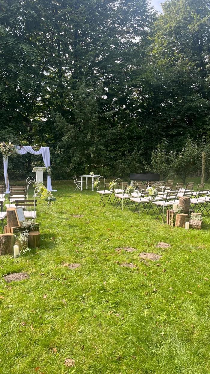 Bruiloft Jordy en Nicolien: bruiloftstyling en bloemen door Je Grote Dag bij Landgoed de Olmenhorst, Lisserbroek – foto 15