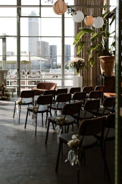 Bruiloft Marco & Jeanine: bruiloftstyling en bloemen door Je Grote Dag bij Dudok aan de Maas – foto 13
