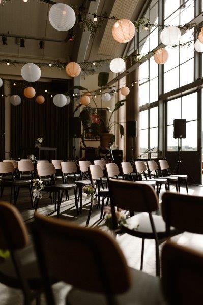 Bruiloft Marco & Jeanine: bruiloftstyling en bloemen door Je Grote Dag bij Dudok aan de Maas – foto 15