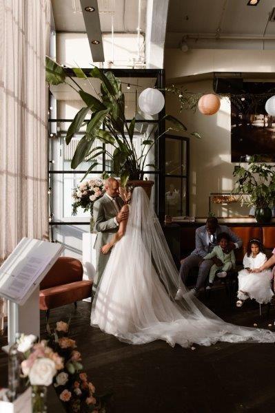 Bruiloft Marco & Jeanine: bruiloftstyling en bloemen door Je Grote Dag bij Dudok aan de Maas – foto 16