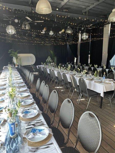 Bruiloft Mats & Sophie: bruiloftstyling en bloemen door Je Grote Dag bij MS Ameland (Amsterdam) – foto 10