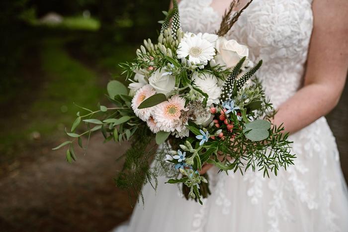 Bruiloft Nick en Melissa: bruiloftstyling en bloemen door Je Grote Dag bij Brasserie Buitenhuis te Valkenburg – foto 2