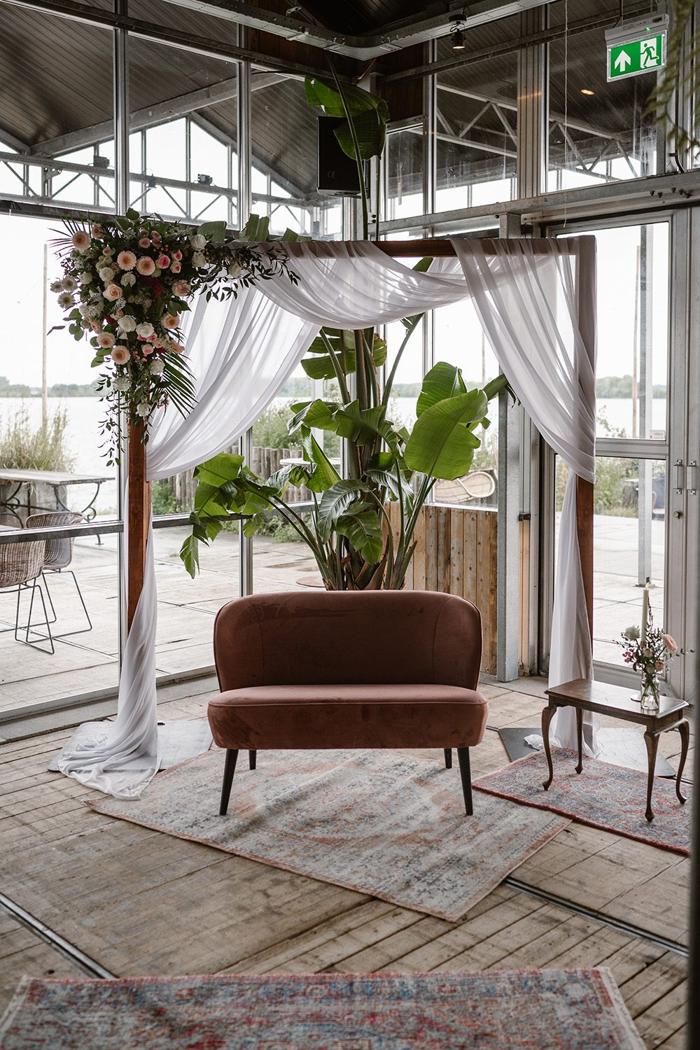 Bruiloft Nick en Melissa: bruiloftstyling en bloemen door Je Grote Dag bij Brasserie Buitenhuis te Valkenburg – foto 4