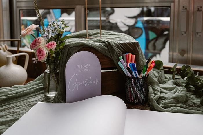 Bruiloft Nick en Melissa: bruiloftstyling en bloemen door Je Grote Dag bij Brasserie Buitenhuis te Valkenburg – foto 11