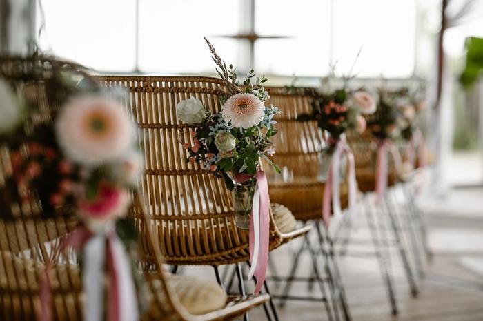 Bruiloft Nick en Melissa: bruiloftstyling en bloemen door Je Grote Dag bij Brasserie Buitenhuis te Valkenburg – foto 12