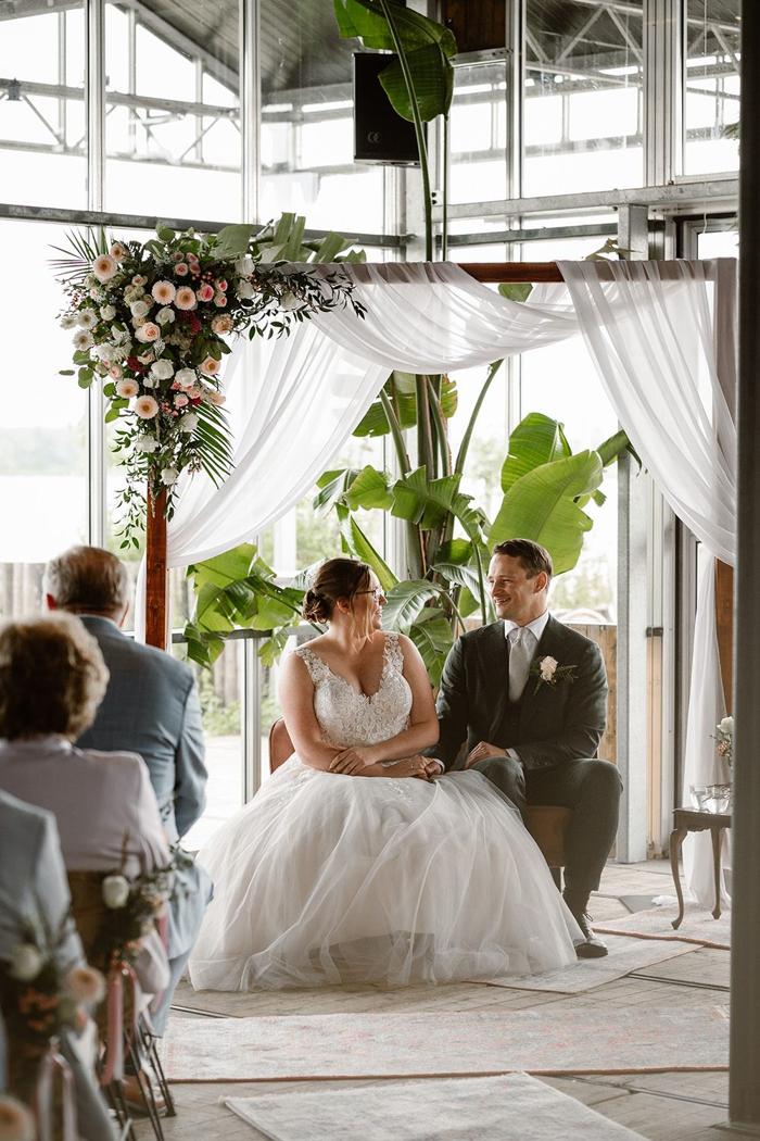 Bruiloft Nick en Melissa: bruiloftstyling en bloemen door Je Grote Dag bij Brasserie Buitenhuis te Valkenburg – foto 15