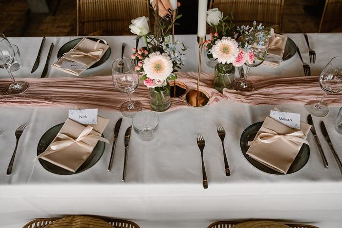 Bruiloft Nick en Melissa: bruiloftstyling en bloemen door Je Grote Dag bij Brasserie Buitenhuis te Valkenburg – foto 17