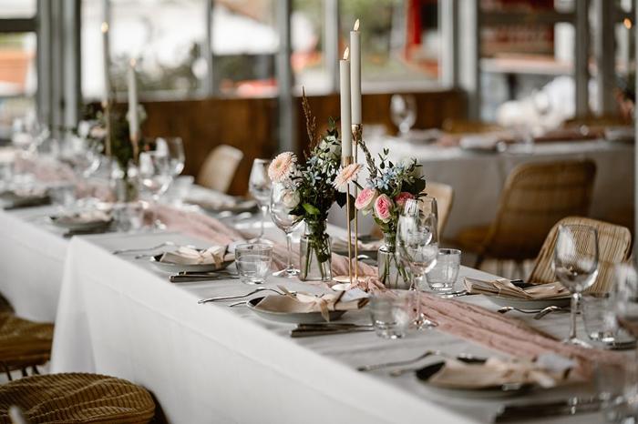 Bruiloft Nick en Melissa: bruiloftstyling en bloemen door Je Grote Dag bij Brasserie Buitenhuis te Valkenburg – foto 19