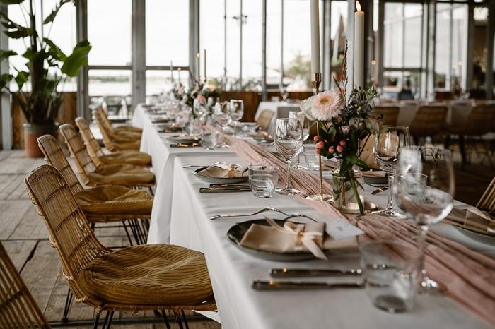 Bruiloft Nick en Melissa: bruiloftstyling en bloemen door Je Grote Dag bij Brasserie Buitenhuis te Valkenburg – foto 20