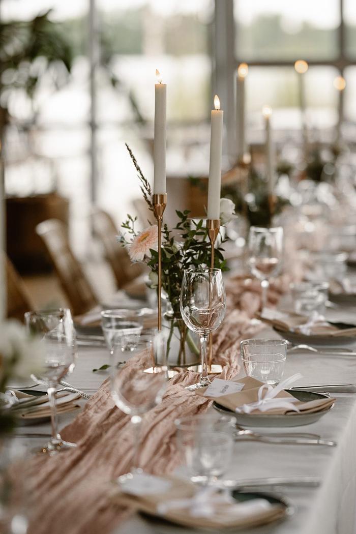 Bruiloft Nick en Melissa: bruiloftstyling en bloemen door Je Grote Dag bij Brasserie Buitenhuis te Valkenburg – foto 23