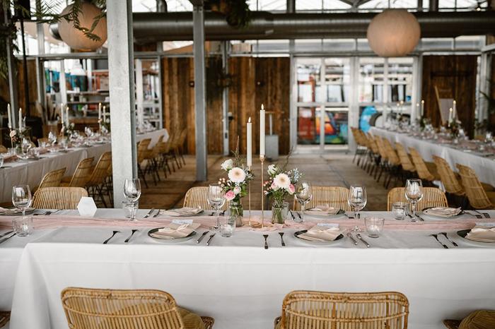 Bruiloft Nick en Melissa: bruiloftstyling en bloemen door Je Grote Dag bij Brasserie Buitenhuis te Valkenburg – foto 24