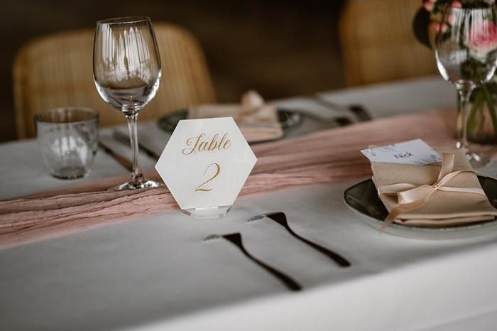 Bruiloft Nick en Melissa: bruiloftstyling en bloemen door Je Grote Dag bij Brasserie Buitenhuis te Valkenburg – foto 27