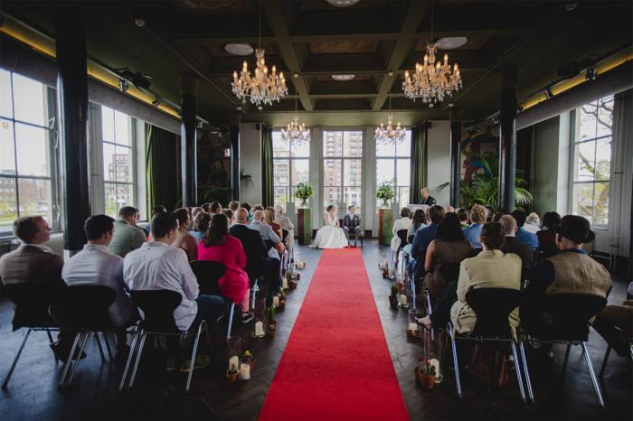Bruiloft Thomas en Cleo: bruiloftstyling en bloemen door Je Grote Dag bij Machinist – Rotterdam – foto 15