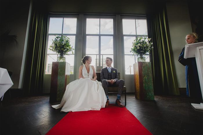 Bruiloft Thomas en Cleo: bruiloftstyling en bloemen door Je Grote Dag bij Machinist – Rotterdam – foto 16