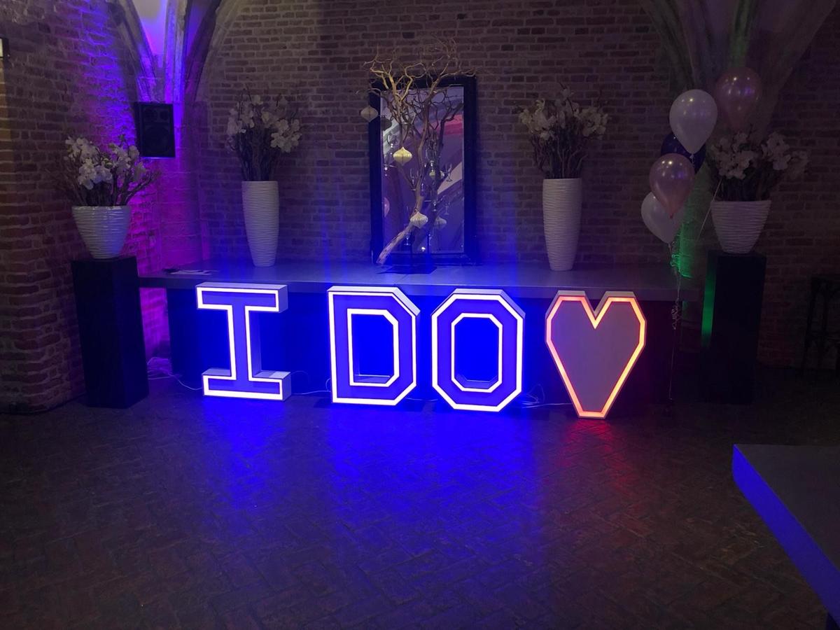 Licht letter 'I DO ♡' huren bij Je Grote Dag