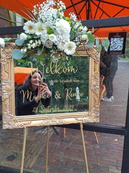 Gouden Welkomstspiegel op schildersezel huren bij Je Grote Dag