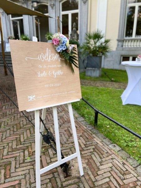Welkomstbord Hout licht en donker huren bij Je Grote Dag – foto 3