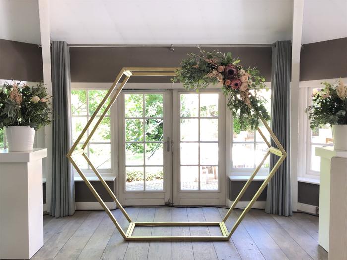 Backdrop Hexagon Goud huren bij Je Grote Dag – foto 2